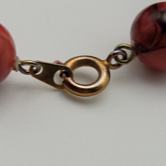 Vintage Lucite Graduated Ball Bead Necklace 30 Inch Red Marble Spring Ring Clasp - Picture 6 of 7